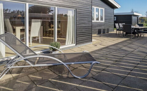 Afrim - 694M from the Sea: Hout, Buitenmeubels, Samengesteld Materiaal, Hardwood, Dek, Stoel, Houten Vloer, Plank, Schaduw, Veranda