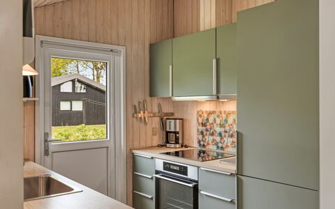 Fliri - 700M from the Sea: Keuken, Toestel Van De Keuken, Countertop, Major Appliance, Hout, Interieur Ontwerp, Flooring, Meubilair, Cabinetry, Huishoudapparatuur