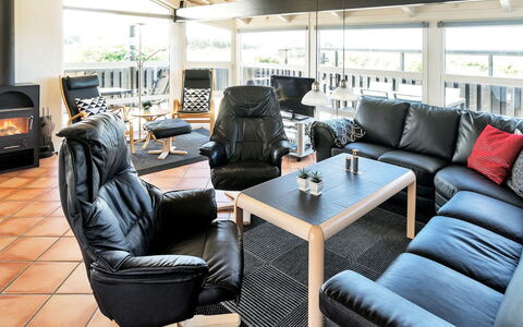 Elvie - 200M from the Sea: Meubilair, Interieur Ontwerp, Flooring, Hout, Verdieping, Stoel, Plafond, Bankstel, Woonkamer, Houten Vloer