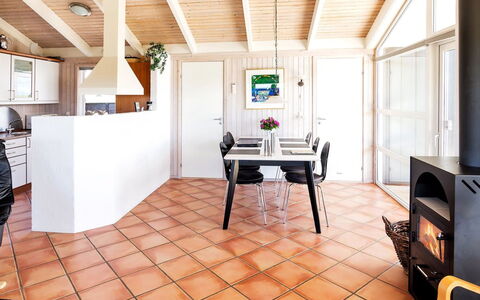 Elvie - 200M from the Sea: Flooring, Interieur Ontwerp, Verdieping, Meubilair, Hout, Plafond, Houten Vloer, Kamer, Stoel, Keuken