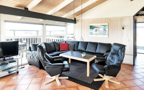 Elvie - 200M from the Sea: Meubilair, Interieur Ontwerp, Bankstel, Plafond, Woonkamer, Flooring, Verdieping, Huis, Kamer, Houten Vloer
