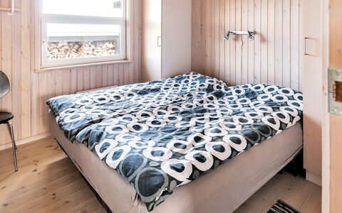 Elvie - 200M from the Sea: Slaapkamer, Muur, Hout, Bed, Laken, Verdieping, Bedding, Flooring, Interieur Ontwerp, Linens