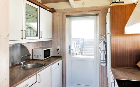 Elvie - 200M from the Sea: Hout, Flooring, Verdieping, Keuken, Countertop, Interieur Ontwerp, Deur, Major Appliance, Wastafel, Cabinetry