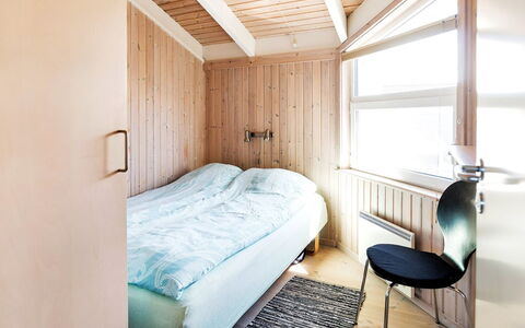 Elvie - 200M from the Sea: Slaapkamer, Muur, Interieur Ontwerp, Verdieping, Flooring, Hout, Bed, Plafond, Laken, Bedding