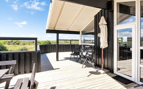 Elvie - 200M from the Sea: Hout, Veranda, Verdieping, Dek, Hardwood, Beits, Schaduw, Houten Vloer, Plank, Balkon