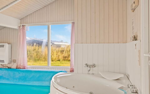 Otta - 779M from the Sea: Interieur Ontwerp, Plafond, Huis, Verdieping, Flooring, Meubilair, Kamer, Slaapkamer, Gordijn, Bed