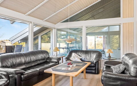 Otta - 779M from the Sea: Hout, Huis, Deur, Plafond, Verblijf, Hardwood, Bankstel, Woonkamer, Schaduw