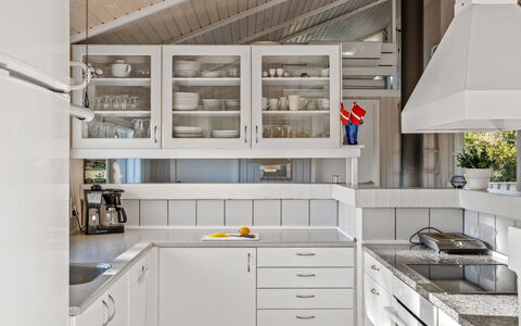 Otta - 779M from the Sea: Keuken, Countertop, Interieur Ontwerp, Cabinetry, Toestel Van De Keuken, Flooring, Plafond, Major Appliance, Lichte Inrichting, Meubilair