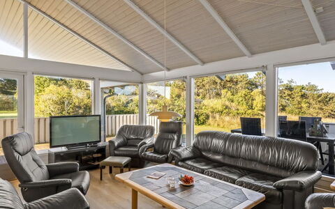 Otta - 779M from the Sea: Hout, Plafond, Interieur Ontwerp, Flooring, Verdieping, Meubilair, Huis, Hardwood, Bankstel, Veranda