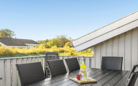 Otta - 779M from the Sea: Hout, Meubilair, Buitenmeubels, Veranda, Stoel, Dek, Samengesteld Materiaal, Hardwood, Buitentafel, Schaduw