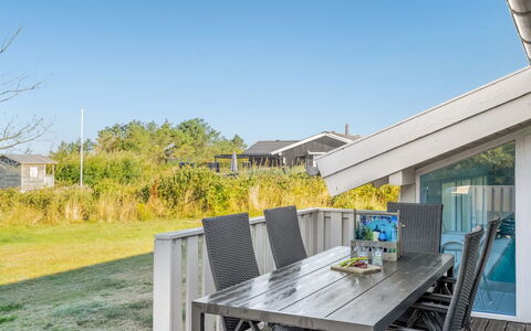 Otta - 779M from the Sea: Huis, Schaduw, Veranda, Landgoed, Dek, Plank, Hardwood, Siding, Stoel, Landscaping