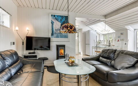 Grazian - 50M from the Sea: Meubilair, Interieur Ontwerp, Plafond, Bankstel, Woonkamer, Huis, Verlichting, Kamer, Appartement