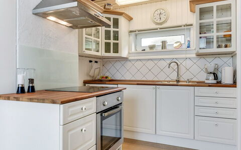 Grazian - 50M from the Sea: Keuken, Cabinetry, Flooring, Countertop, Interieur Ontwerp, Hout, Toestel Van De Keuken, Verdieping, Lade, Meubilair