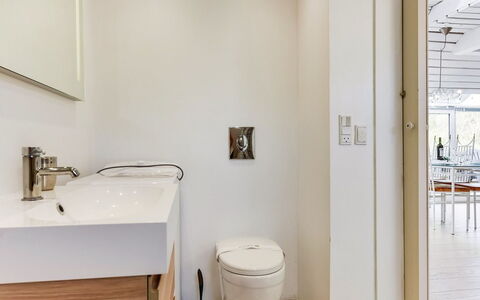 Grazian - 50M from the Sea: Badkamer, Flooring, Loodgieterswerkinrichting, Interieur Ontwerp, Verdieping, Muur, Hout, Wastafel In De Badkamer, Wastafel, Toilet
