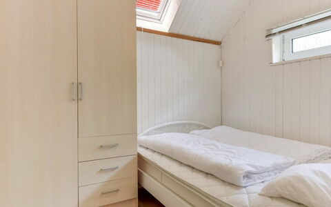 Grazian - 50M from the Sea: Hout, Verdieping, Flooring, Slaapkamer, Bed, Interieur Ontwerp, Kamer, Plafond, Meubilair, Laken
