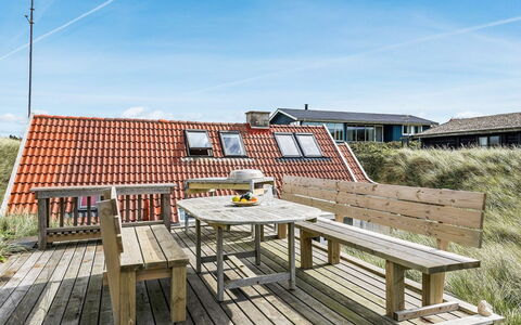 Grazian - 50M from the Sea: Hout, Huis, Dak, Buitenmeubels, Verblijf, Dek, Schaduw, Buitentafel, Veranda, Plank