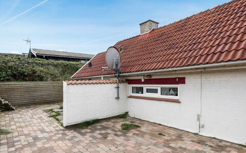 Grazian - 50M from the Sea: Hout, Dak, Huis, Verblijf, Deur, Huis, Siding, Land Lot, Garden Gebouwen, Schuur