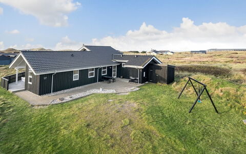 Rodna - 452M from the Sea: Gebouw, Huis, Venster, Huis, Dak, Woongebied, Struik, Verblijf, Land Lot
