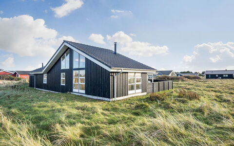 Rodna - 452M from the Sea: Gebouw, Huis, Venster, Huis, Dak, Woongebied, Struik, Verblijf, Land Lot