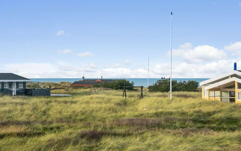 Rodna - 452M from the Sea: Gebouw, Huis, Venster, Huis, Dak, Woongebied, Struik, Verblijf, Land Lot