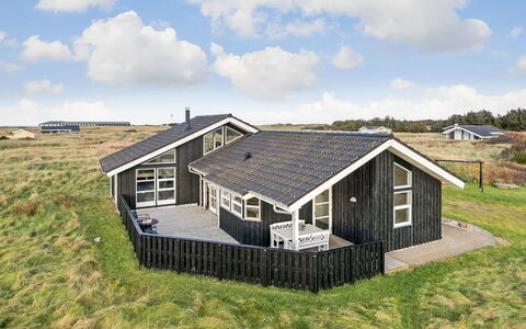 Rodna - 452M from the Sea: Gebouw, Huis, Venster, Huis, Dak, Woongebied, Struik, Verblijf, Land Lot