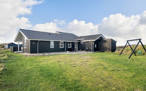 Rodna - 452M from the Sea: Gebouw, Huis, Venster, Huis, Dak, Woongebied, Struik, Verblijf, Land Lot