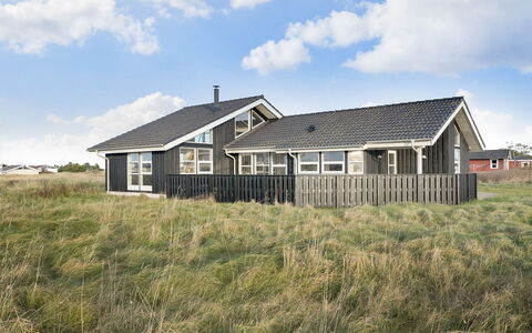 Rodna - 452M from the Sea: Gebouw, Huis, Venster, Huis, Dak, Woongebied, Struik, Verblijf, Land Lot