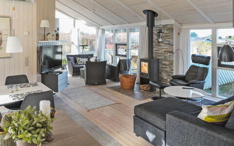 Mathias - 625M from the Sea: Meubilair, Interieur Ontwerp, Stoel, Flooring, Tafel, Toevlucht, Verdieping, Plafond, Kamer, Eco Hotel