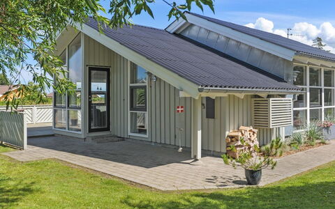 Mathias - 625M from the Sea: Meubilair, Interieur Ontwerp, Stoel, Flooring, Tafel, Toevlucht, Verdieping, Plafond, Kamer, Eco Hotel