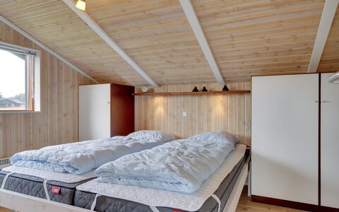 Gretha - 1.0Km from the Sea: Hout, Slaapkamer, Plafond, Interieur Ontwerp, Bed, Meubilair, Huis, Verdieping, Kamer, Laken