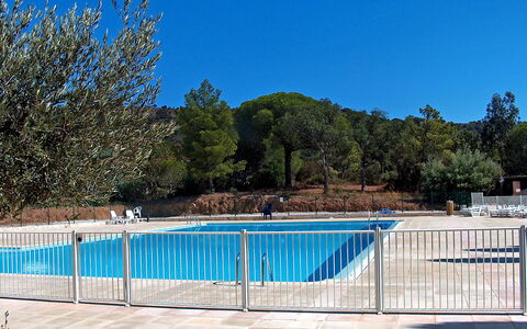 Les Mas de Gigaro: Water, Lucht, Zwembad, Azure, Blauw, Schaduw, Boom, Rechthoek, Hek, Fabriek