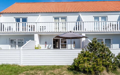 Cilla - 1Km from the Sea: Meubilair, Interieur Ontwerp, Flooring, Hout, Verdieping, Plafond, Houten Vloer, Stoel, Tafel, Verlichting