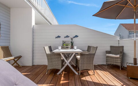 Cilla - 1Km from the Sea: Meubilair, Interieur Ontwerp, Flooring, Hout, Verdieping, Plafond, Houten Vloer, Stoel, Tafel, Verlichting