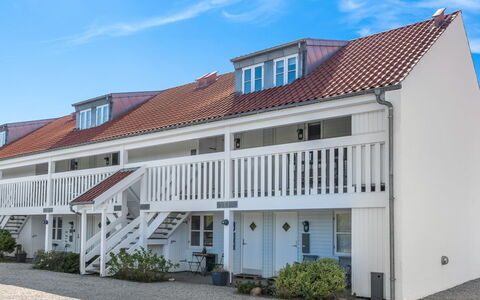 Cilla - 1Km from the Sea: Meubilair, Interieur Ontwerp, Flooring, Hout, Verdieping, Plafond, Houten Vloer, Stoel, Tafel, Verlichting