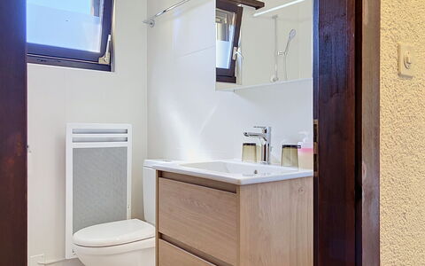 Dorenavant: Loodgieterswerkinrichting, Badkamer, Badkamerkast, Flooring, Wastafel In De Badkamer, Verdieping, Interieur Ontwerp, Spiegel, Wastafel, Kraan