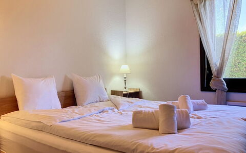 Dorenavant: Bed, Slaapkamer, Hout, Laken, Verdieping, Flooring, Bedding, Interieur Ontwerp, Bed Frame, Verlichting