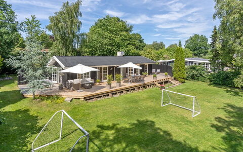 Kaino - 700M from the Sea: Meubilair, Interieur Ontwerp, Flooring, Hout, Verdieping, Plafond, Houten Vloer, Stoel, Tafel, Verlichting