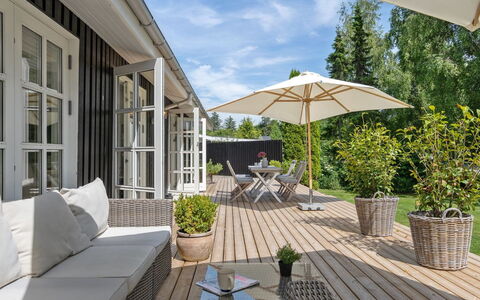 Kaino - 700M from the Sea: Meubilair, Interieur Ontwerp, Flooring, Hout, Verdieping, Plafond, Houten Vloer, Stoel, Tafel, Verlichting