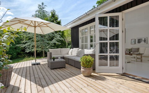 Kaino - 700M from the Sea: Meubilair, Interieur Ontwerp, Flooring, Hout, Verdieping, Plafond, Houten Vloer, Stoel, Tafel, Verlichting