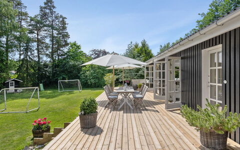 Kaino - 700M from the Sea: Meubilair, Interieur Ontwerp, Flooring, Hout, Verdieping, Plafond, Houten Vloer, Stoel, Tafel, Verlichting