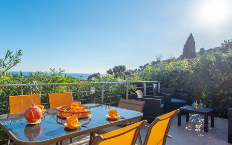 La Croix-Valmer 600: Meubilair, Tafel, Stoel, Buitenmeubels, Keuken En Eettafel, Buitentafel, Zee, Koffietafel, Eco Hotel