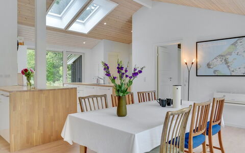 Heino - 3.5Km from the Sea: Meubilair, Interieur Ontwerp, Flooring, Hout, Verdieping, Plafond, Houten Vloer, Stoel, Tafel, Verlichting