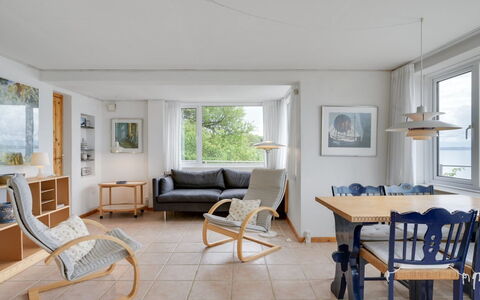 Grumme - 30M to the Fjord: Meubilair, Interieur Ontwerp, Flooring, Verdieping, Hout, Plafond, Stoel, Bankstel, Kamer, Woonkamer