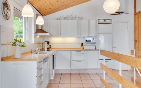 Grumme - 30M to the Fjord: Keuken, Countertop, Interieur Ontwerp, Flooring, Toestel Van De Keuken, Hout, Meubilair, Plafond, Lichte Inrichting, Cabinetry
