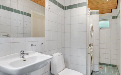 Grumme - 30M to the Fjord: Badkamer, Loodgieterswerkinrichting, Wastafel In De Badkamer, Wastafel, Flooring, Verdieping, Toilet, Interieur Ontwerp, Wc Bril, Kraan