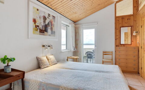 Grumme - 30M to the Fjord: Meubilair, Interieur Ontwerp, Bed, Slaapkamer, Muur, Verdieping, Flooring, Hout, Plafond, Kamer