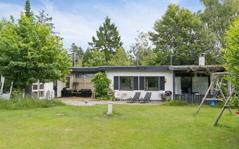 Gadde - 1Km from the Sea: Gras, Huis, Huis, Struik, Woongebied, Land Lot, Dak, Verblijf, Landgoed, Tuin