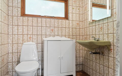 Gadde - 1Km from the Sea: Flooring, Muur, Loodgieterswerkinrichting, Verdieping, Badkamer, Interieur Ontwerp, Wastafel, Wastafel In De Badkamer, Tegel, Loodgieter