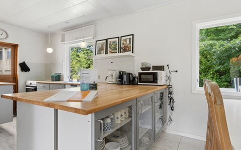 Gadde - 1Km from the Sea: Keuken, Toestel Van De Keuken, Countertop, Flooring, Major Appliance, Interieur Ontwerp, Cabinetry, Meubilair, Hout, Huishoudapparatuur