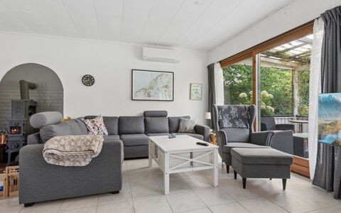 Gadde - 1Km from the Sea: Meubilair, Interieur Ontwerp, Bankstel, Flooring, Woonkamer, Hout, Verdieping, Kamer, Plafond